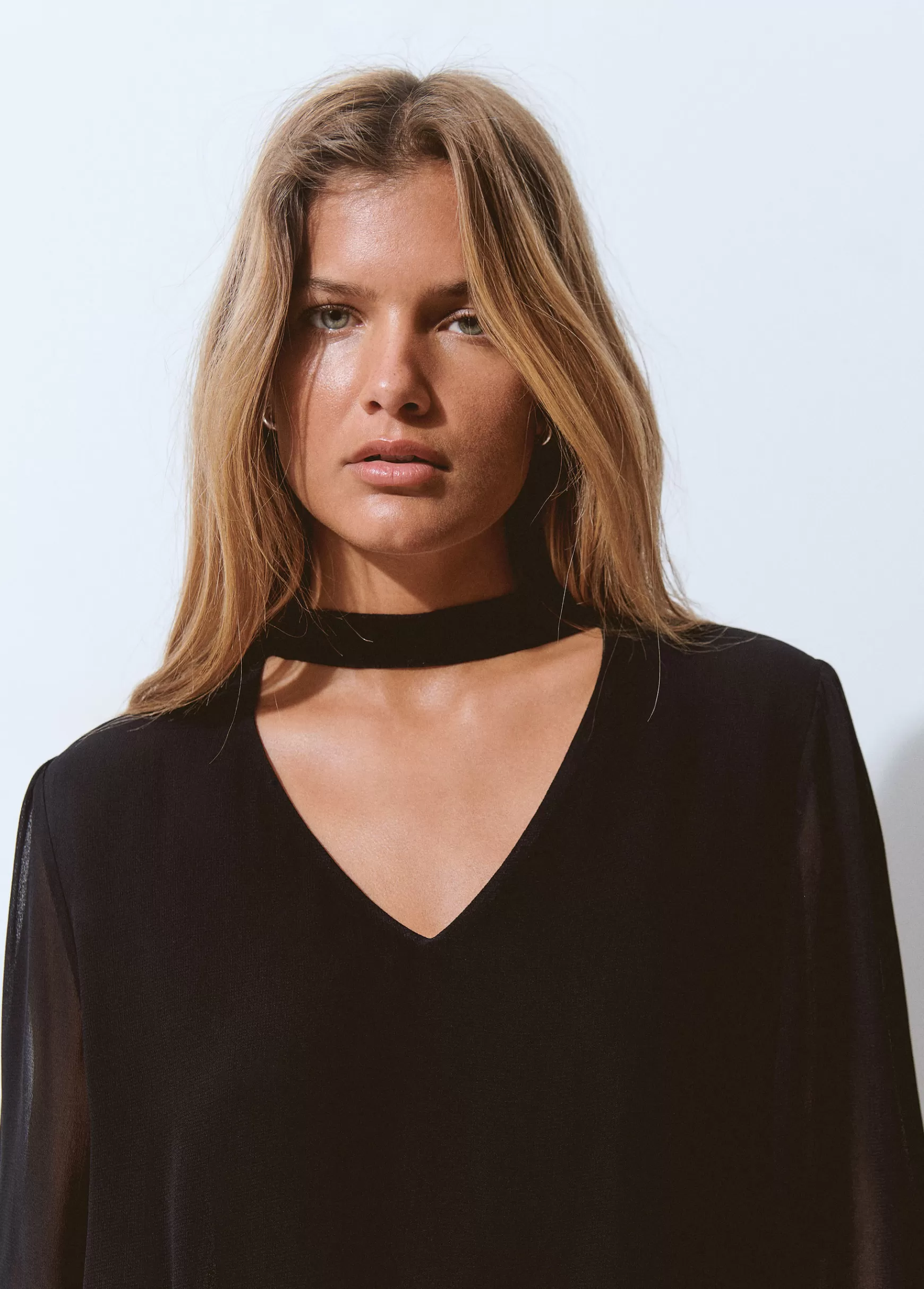 Brownie Blusa detalhe colar choker- Blusas E Camisas