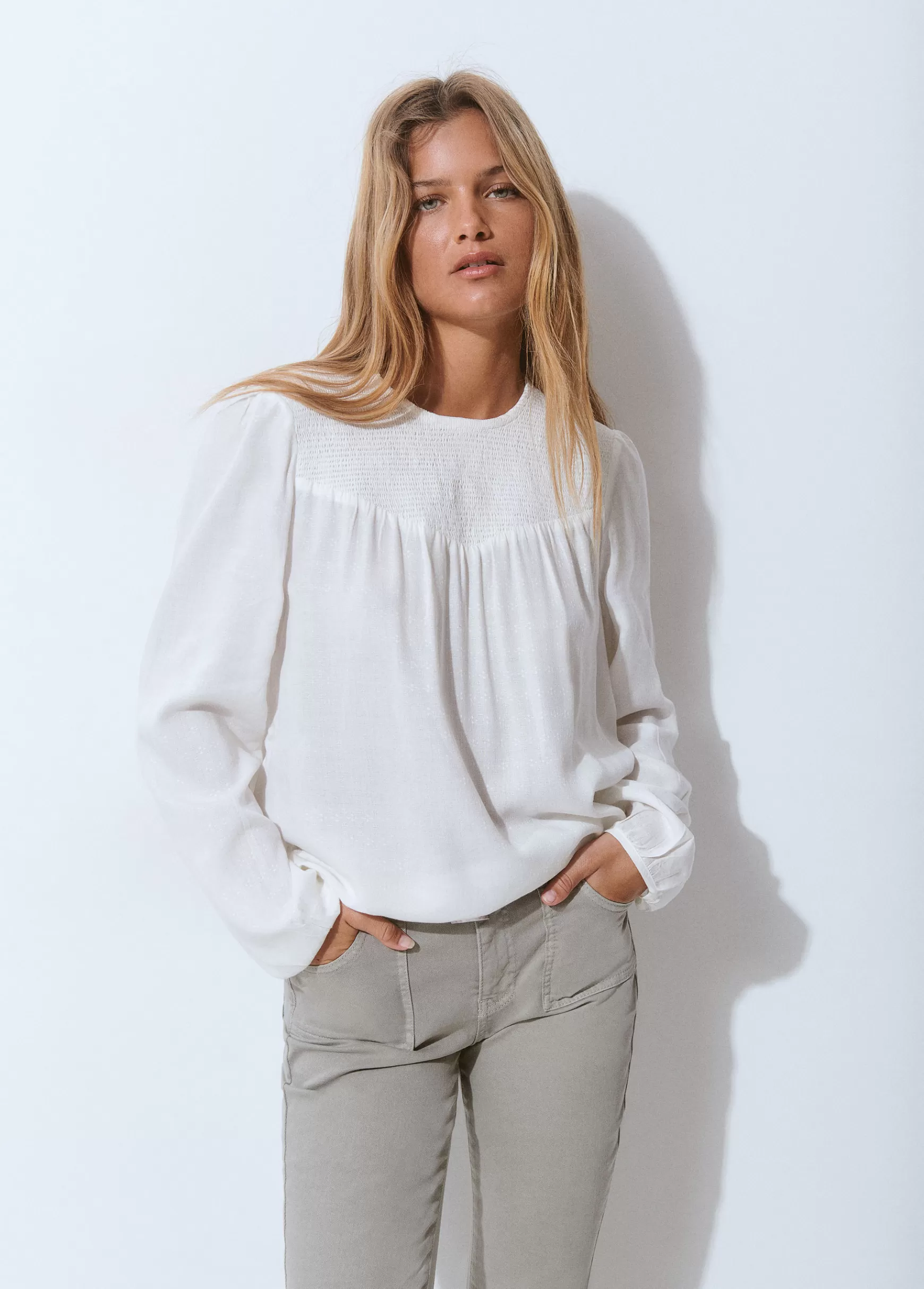 Brownie Blusa gola redonda smock em bico- Blusas E Camisas